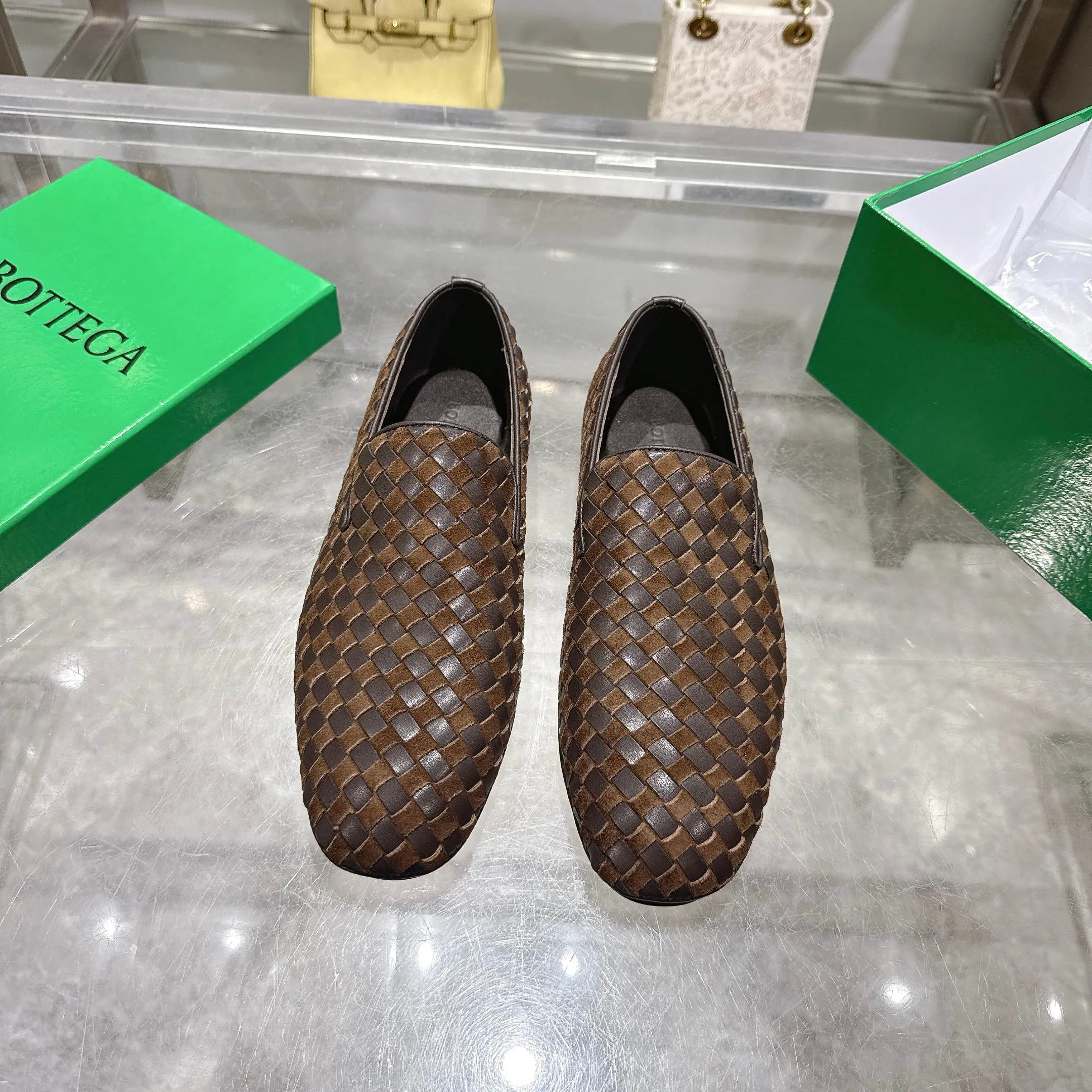 [BV] Top P: 760💰Size for couples: Female 35-39 Male 39--44 (Female 40. Male 38.45.46.47 customization is not returnable) [Note‼ ️] Add 💰 to size 46, add 💰 to size 47. Bottega Veneta's 2025 autumn counter synchronized genuine leather outsole classic woven half-drag couple model Bottega Veneta square toe flat shoes, imported mixed sheepskin, imported sheep! Leather outsole! [Rose][Rose]! Purely hand-woven and operated, the original board is reproduced one-to-one! quality assurance!